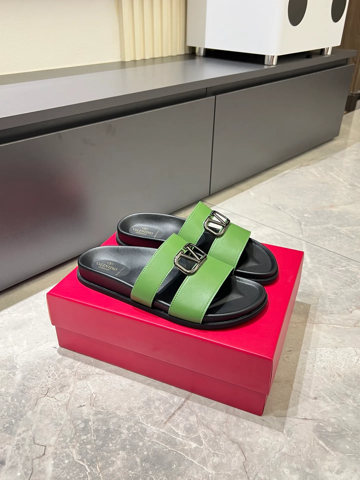 Men's shoes 💰p300 VALENTINO Men's 🧍‍♂️ Spring and summer new style metal logo flat slippers, elegant sandals, the same style worn by celebrities, original molding, imported calfskin. Rubber outsole. Soft and durable, full set of counter packaging size: 39-44 (.45.46 customized)